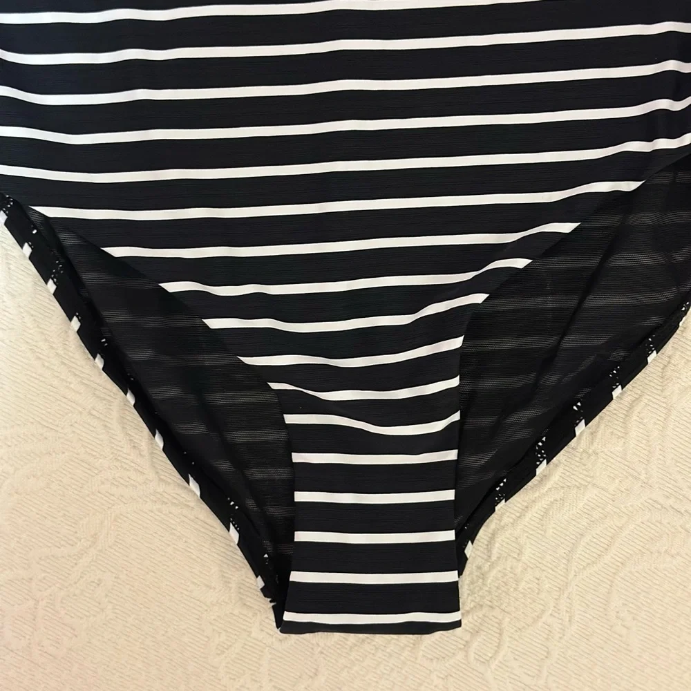Sea Level Swim. Sealevelcharmarel Lace-Up. Size 8. Black and White - Picture 11 of 13